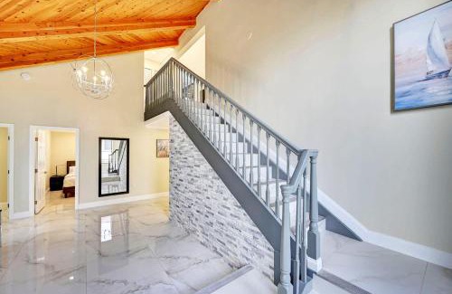 Hollywood Lakes Villa | Luxury 5BR & 3BA Villa Walk to Hollywood Beach