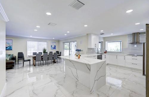 Hollywood Lakes Villa | Luxury 5BR & 3BA Villa Walk to Hollywood Beach