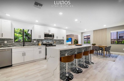 University Park House | Luxury 5BR Getaway w/Pool, Games & BBQ Fun