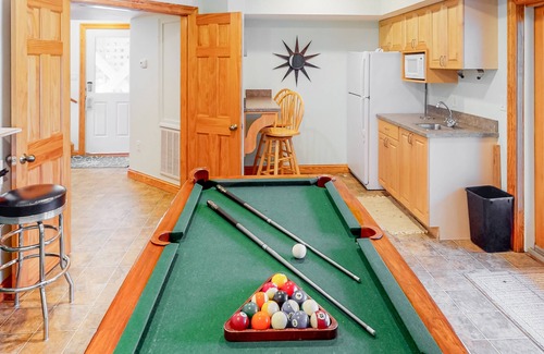 Pine Island House | Luxury 5BR | Private Pool | Hot Tub | Deck