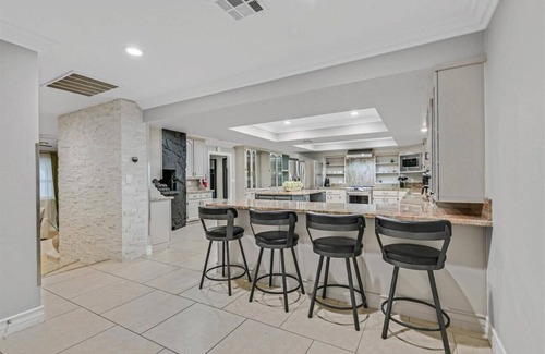 Foothills House | Luxury 5BR Retreat Pool, Hot Tub, Gym 7000sqf