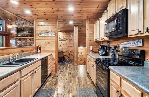 Gatlinburg - Pigeon Forge Cabin | Luxury 5BR Sleeps 18!