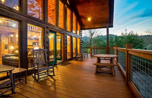 Gatlinburg - Pigeon Forge Cabin | Luxury 5BR Sleeps 18!