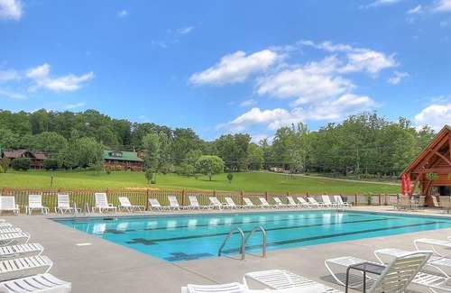 Gatlinburg - Pigeon Forge Cabin | Luxury 5BR Sleeps 18!
