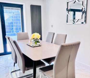 Manchester Apartment | Luxury 5BR Stay With City Access