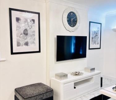 Manchester Apartment | Luxury 5BR Stay With City Access