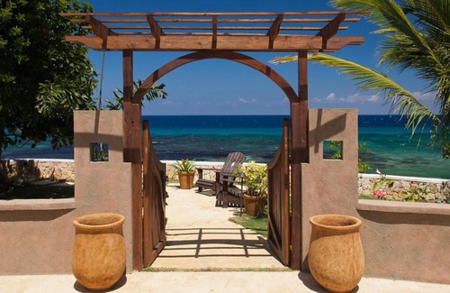 Runaway Bay Villa | Luxury 6 Bed Beach Villa in Runaway Bay