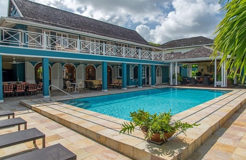 Runaway Bay Villa | Luxury 6 Bed Beach Villa in Runaway Bay