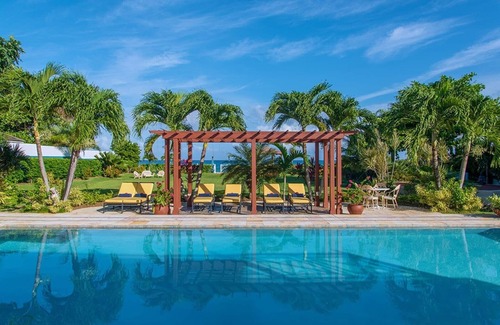 Runaway Bay Villa | Luxury 6 Bed Beach Villa in Runaway Bay