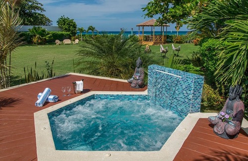 Runaway Bay Villa | Luxury 6 Bed Beach Villa in Runaway Bay