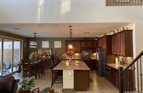 Palm Valley House | Luxury 6 Bedroom - heated pool & spa- close to stadium, golf, & more!