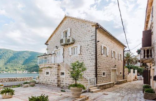 Perast Villa | Luxury 6 bedroom house on waterfront