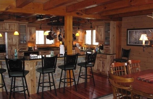 Jefferson Township Cabin | Luxury 6 bedroom Log Home w/HOT TUB/close to 7 Springs & Hidden Valley Resorts