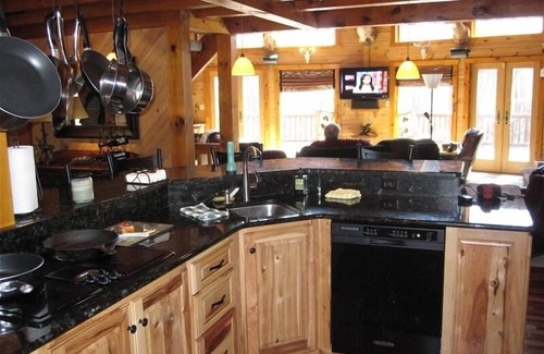 Jefferson Township Cabin | Luxury 6 bedroom Log Home w/HOT TUB/close to 7 Springs & Hidden Valley Resorts