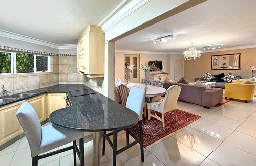 Greater Johannesburg Metropolitan Area Villa | Luxury 6-bedroom villa in Hyde Park Sandton for the discerning family of comfort