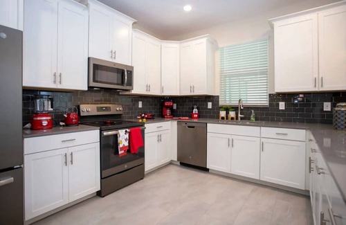 Kissimmee House | Luxury 6BD Home with Game Room, Cinema & Pool