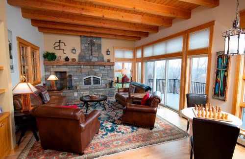 Ludlow House | Luxury 6Br Solitude Village- Indoor Bball Court, Private Tub Home