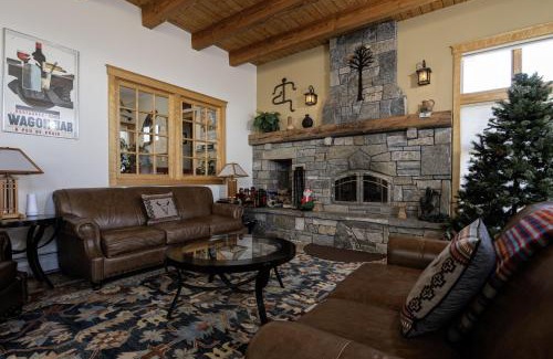 Ludlow House | Luxury 6Br Solitude Village- Indoor Bball Court, Private Tub Home