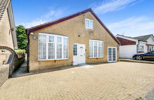 Luton House | Luxury 7 beds 5 baths detached house with parking