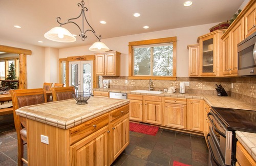 Sunriver House | Luxury 7 BR Home/BEST RATES!/Hot Tub/SHARC/AC/Wi Fi/Sleeps 20