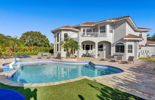 Plantation Villa | Luxury 8-BR with Pool Basketball Volleyball