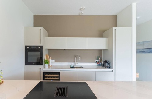 Biddinghuizen House | Luxury 8-person villa on the water with large sun terrace, wine climate cabinet, Quooker and bath. Pet friendly and air-conditioned!