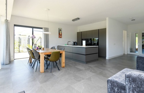 Zeewolde House | Luxury 8-person villa by the water with hot tub, Finnish sauna, private jetty, large terrace and fully equipped kitchen. Enjoy peace, wellness and comfort.