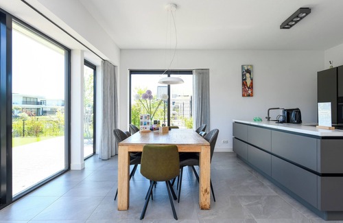 Zeewolde House | Luxury 8-person villa by the water with hot tub, Finnish sauna, private jetty, large terrace and fully equipped kitchen. Enjoy peace, wellness and comfort.
