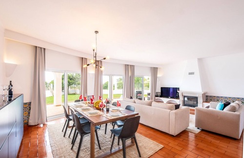 Lagoa e Carvoeiro Villa | Luxury 8BR w/Heatable Pool, Sea View & BBQ