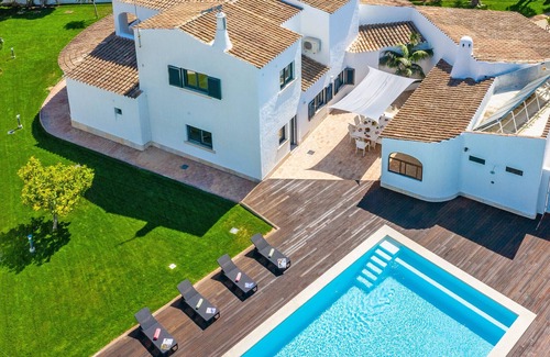 Lagoa e Carvoeiro Villa | Luxury 8BR w/Heatable Pool, Sea View & BBQ