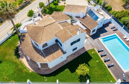 Lagoa e Carvoeiro Villa | Luxury 8BR w/Heatable Pool, Sea View & BBQ