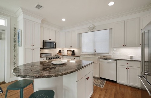 Seaside House | Luxury Accommodations in the Heart of Seaside, FL + 2 Adult Bikes!