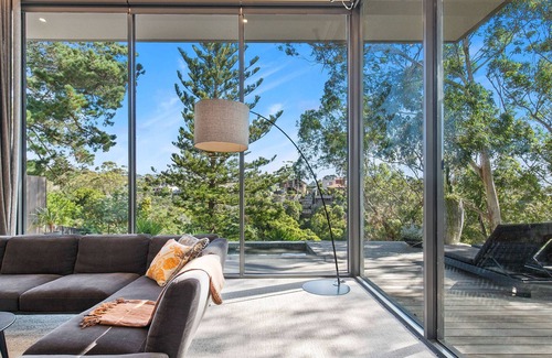 Mount Eliza House | Luxury accommodation, stroll to beach, private yard overlooking bushland