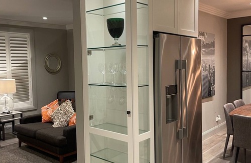 Calare House | LUXURY ACCOMMODATION - 5 MINS FROM CBD - BRAND NEW RENOVATION