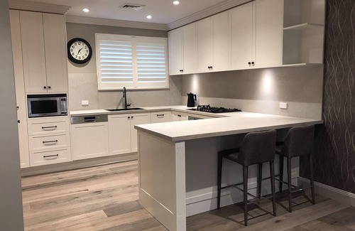 Calare House | LUXURY ACCOMMODATION - 5 MINS FROM CBD - BRAND NEW RENOVATION