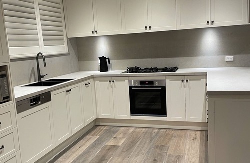 Calare House | LUXURY ACCOMMODATION - 5 MINS FROM CBD - BRAND NEW RENOVATION