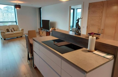 Bonnington Apartment | Luxury accommodation in the lively Canonmills area & private parking (free)