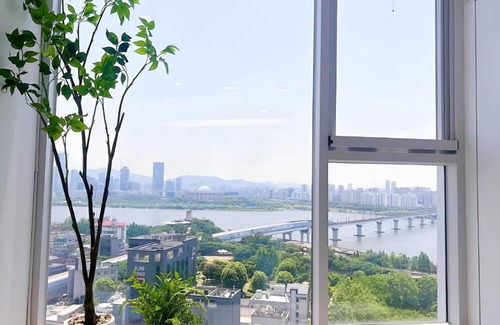 Hapjeong-dong Apartment | Luxury accommodation overlooking the river