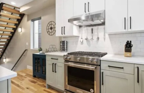 Alki House | Luxury Alki Beach Townhome w/Large Private Rooftop & Amazing Views!