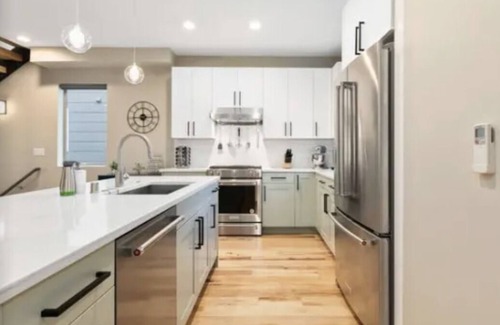Alki House | Luxury Alki Beach Townhome w/Large Private Rooftop & Amazing Views!