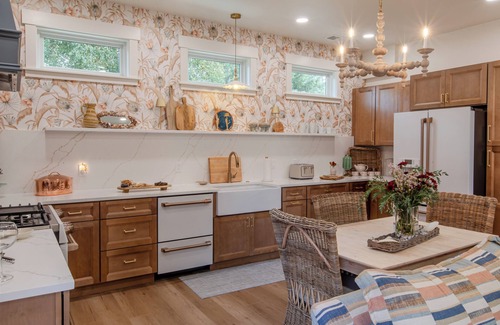 Downtown Cannon Beach Cottage | Luxury amenities, 2BR with ensuites, 3 min walk to beach, fire pit, 2 fireplaces, designer decor
