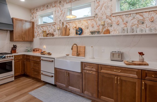 Downtown Cannon Beach Cottage | Luxury amenities, 2BR with ensuites, 3 min walk to beach, fire pit, 2 fireplaces, designer decor