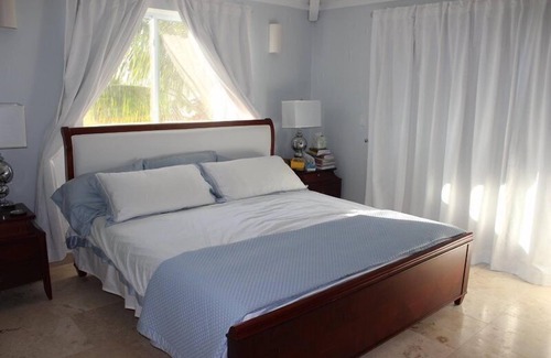 Grace Bay House | LUXURY AND LOCATION COMBINED IN THE HEART OF GRACE BAY-WALK TO EVERYTHING!