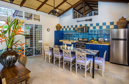Manuel Antonio House | Luxury and Privacy 3 King Suites Central Location