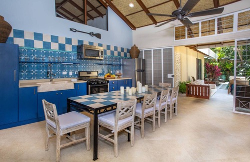 Manuel Antonio House | Luxury and Privacy 3 King Suites Central Location