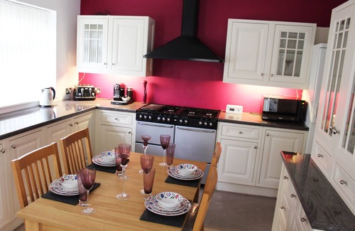 Chorlton-by-Backford House | Luxury and private 2 bedroom bungalow with hot tub, prime location in Chester