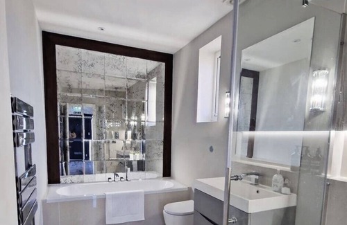 Hylands House | Luxury and Spacious Open Plan Family Friendly Home with a Garden