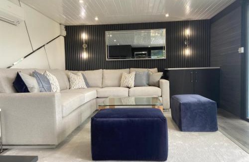 Winslow Apartment | Luxury and Style - The Garden Room