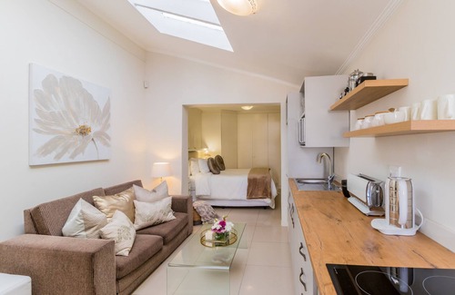 Bloubergstrand House | Luxury apartment across the road to beach and restaurants