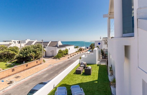 Bloubergstrand House | Luxury apartment across the road to beach and restaurants